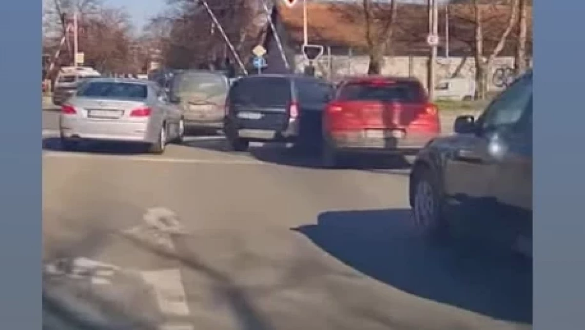 Нелепа катастрофа до жп прелеза на "Пещерско шосе", шофьор и...