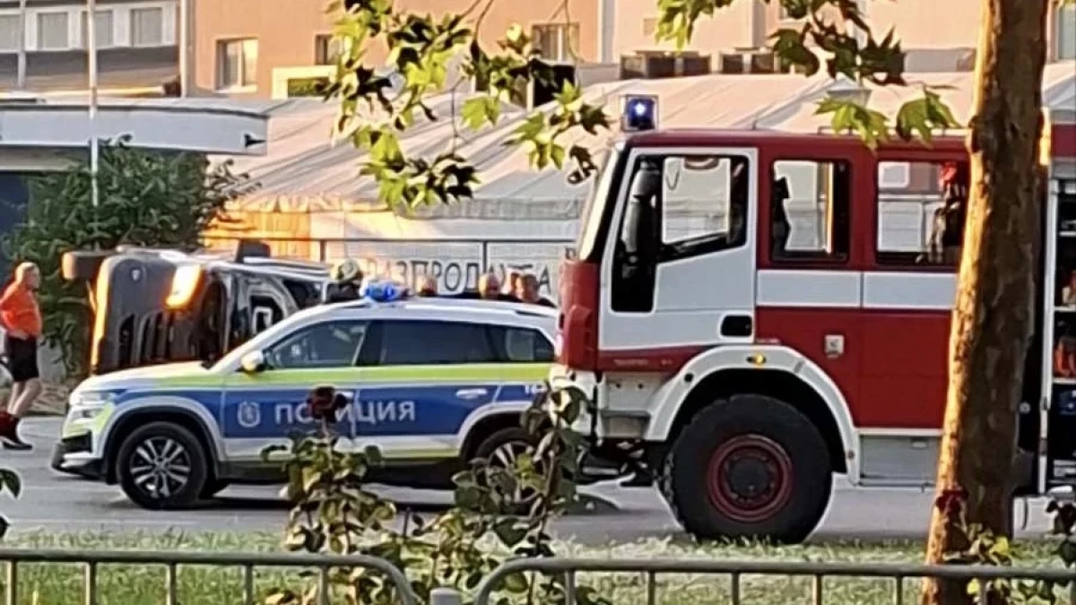 Линейка с пациент се преобърна в Пловдив след катастрофа с к...