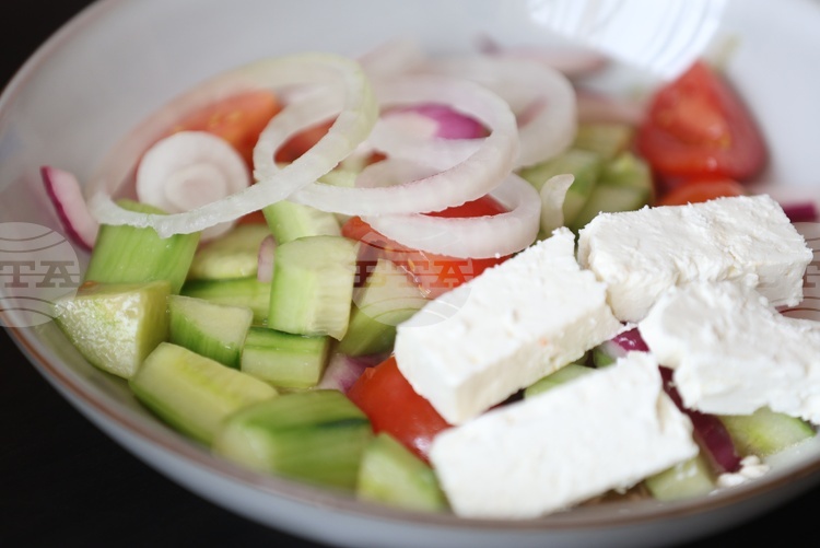 БАБХ е установила имитиращи продукти и храни с изтекъл срок при проверки в София, Пловдив и Бургас