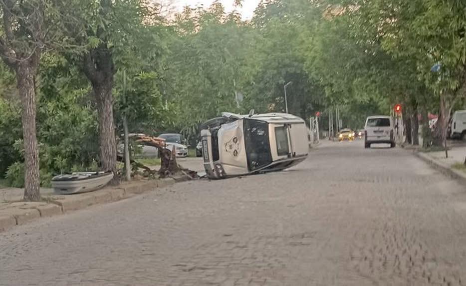 Зрелищна катастрофа в "Кючука": Автомобил се преобърна, прекърши дърво