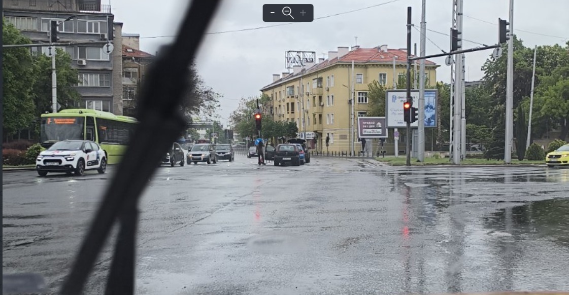 Цял ден безобразен трафик в Пловдив, за капак - катастрофа на централно кръстовище