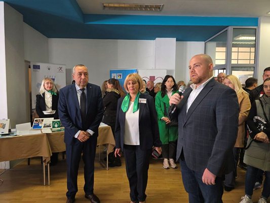 Областният управител Георги Янев (вляво), шефката на Бюрото по труда Иванка Власева и заместник–министърът Данаил Русев.