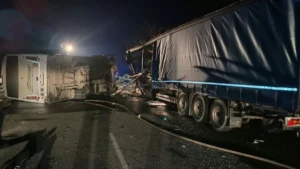 Двама загинаха при тежка катастрофа с автобус и камион на пъ…
