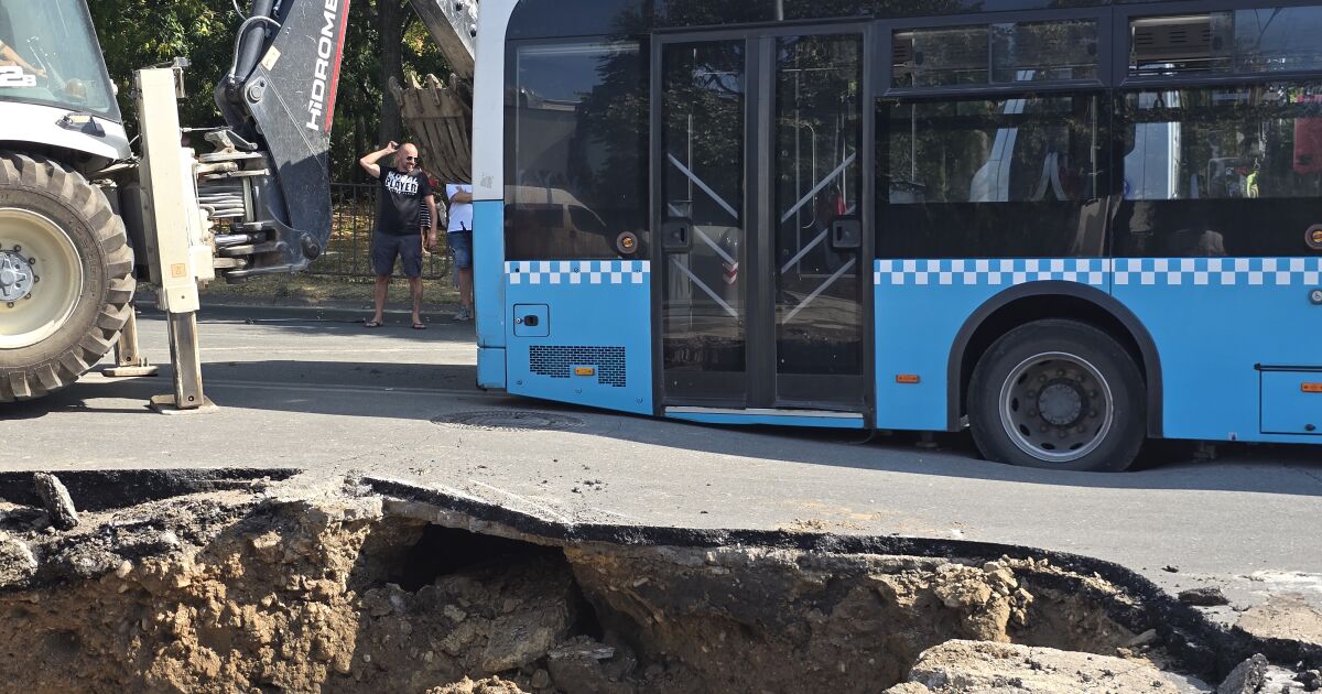 Автобус на градския транспорт в Пловдив пропадна в кратер