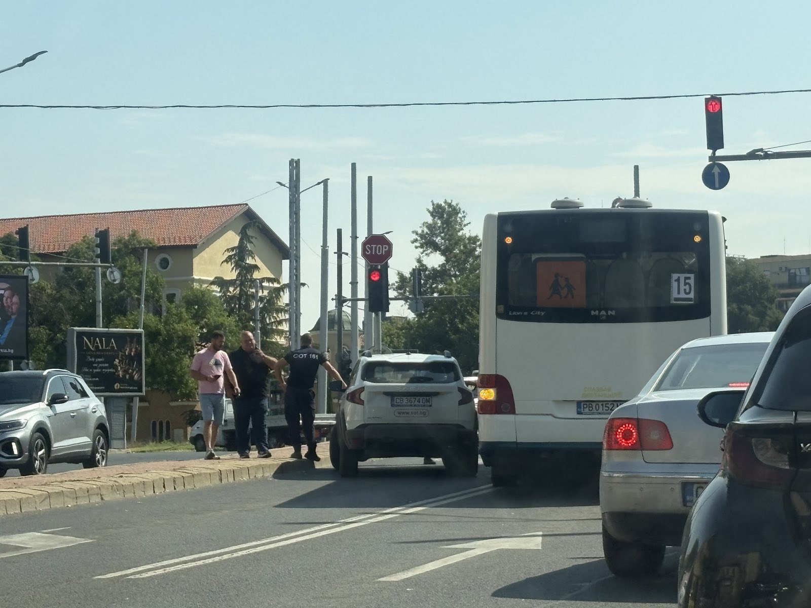 Катастрофа с кола и автобус на оживено кръстовище в Пловдив