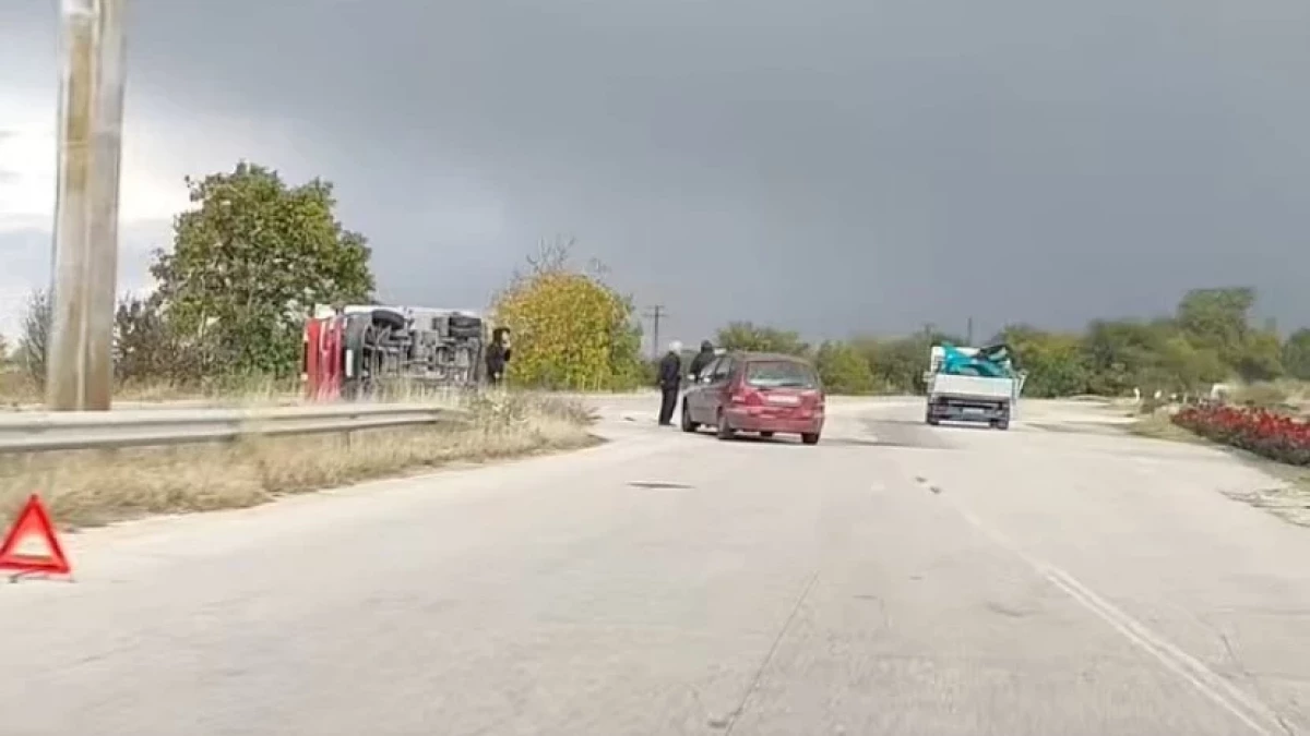 Микробус се обърна след катастрофа на Голямоконарско шосе в ...