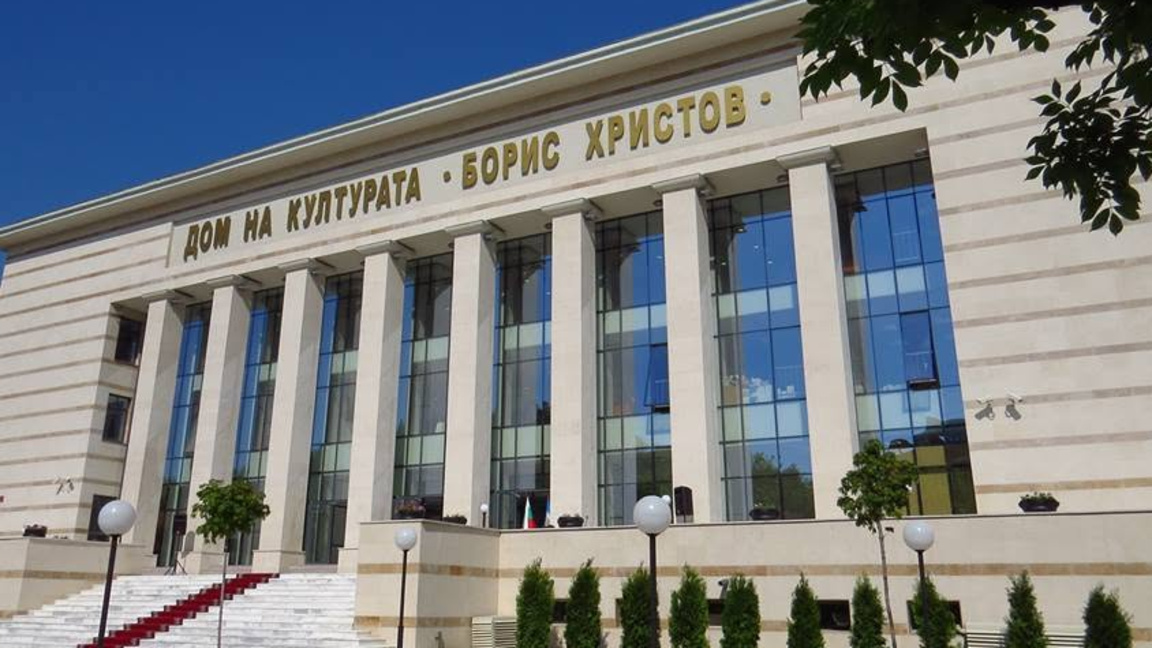 Осветяват в зелено Дома на културата за деня на донорството