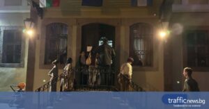 Пловдив отвори сърцето си за Златю Бояджиев: Десетки се събраха около картините му, за да го видят от различен ъгъл