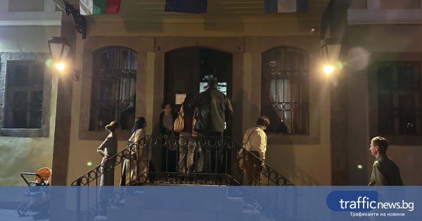 Пловдив отвори сърцето си за Златю Бояджиев: Десетки се събраха около картините му, за да го видят от различен ъгъл